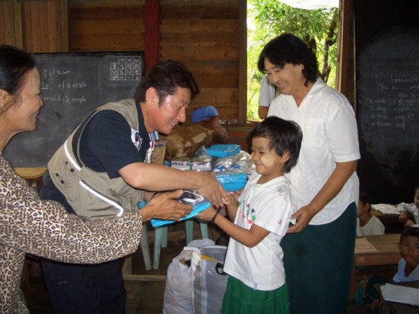 40ミャンマーの子供達に支援物資 - コピー